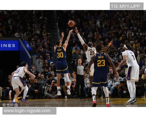 17赛季湖人勇士对决回顾:经典比赛瞬间与球星表现分析 17赛季湖人勇士对决回顾:经典比赛瞬间与球星表现分析